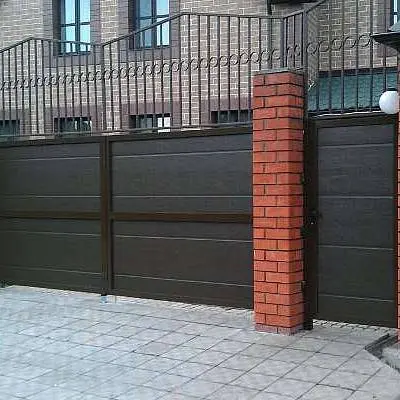 Распашные ворота из сэндвич-панелей с отдельно стоящей калиткой Распашные ворота из сэндвич-панелей с отдельно стоящей калиткой